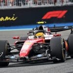 Lewis Hamilton Miami hasarı sonrası yarışta zor anlar yaşadı.