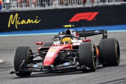 Lewis Hamilton Miami hasarı sonrası yarışta zor anlar yaşadı.