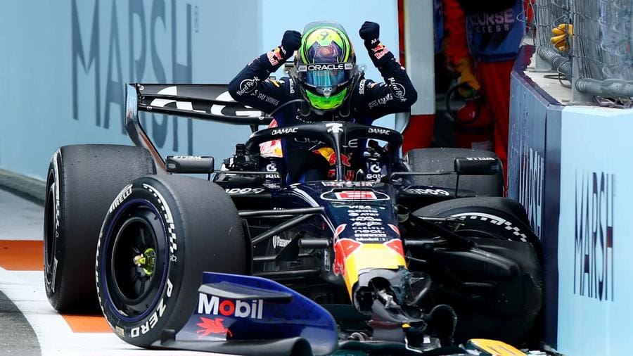 Hadjar’ın Miami GP kazası anı, bariyerlere çarpma görüntüsü.