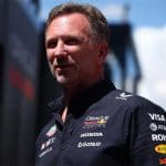 Christian Horner F1 padokta, Red Bull üniformasıyla