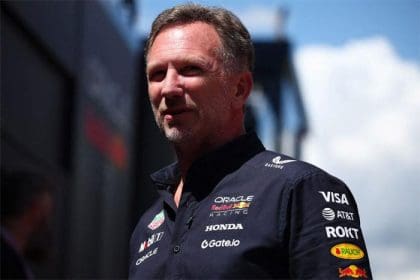 Christian Horner F1 padokta, Red Bull üniformasıyla
