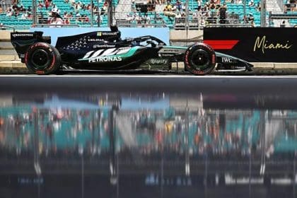 George Russell Miami GP'sinde aracının kokpitinde, yarışa odaklanmış durumda