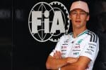 George Russell F1 aracıyla virajı alırken, Miami Grand Prix'si