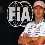 George Russell F1 aracıyla virajı alırken, Miami Grand Prix'si