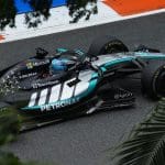 George Russell Mercedes F1 aracında Kimi Antonelli'nin ayarlarını deniyor.