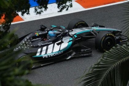 George Russell Mercedes F1 aracında Kimi Antonelli'nin ayarlarını deniyor.