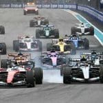 Mercedes F1 zaferleri sonrası podyum kutlamaları, şampanya ve sevinç.