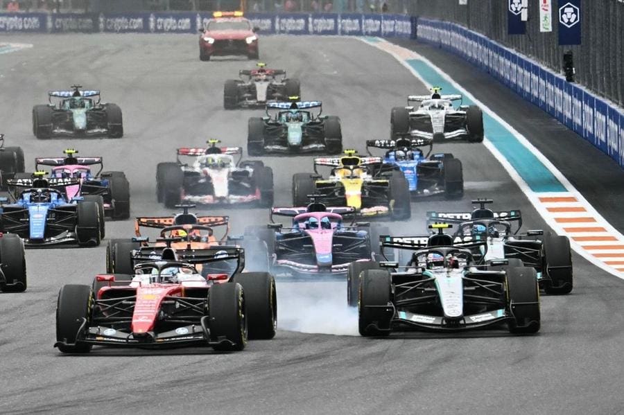 Mercedes F1 zaferleri sonrası podyum kutlamaları, şampanya ve sevinç.