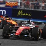 Charles Leclerc, Miami GP'de Max Verstappen'i kullanmaya çalışırken. Leclerc'ten Verstappen hamlesi.