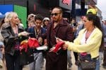 Lewis Hamilton, şık bir takım elbiseyle 2024 Met Gala'da poz verirken. 2026 Met Gala'da da bekleniyor.