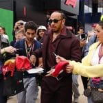 Lewis Hamilton, şık bir takım elbiseyle 2024 Met Gala'da poz verirken. 2026 Met Gala'da da bekleniyor.