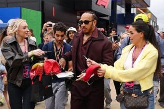 Lewis Hamilton, şık bir takım elbiseyle 2024 Met Gala'da poz verirken. 2026 Met Gala'da da bekleniyor.