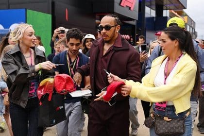 Lewis Hamilton, şık bir takım elbiseyle 2024 Met Gala'da poz verirken. 2026 Met Gala'da da bekleniyor.