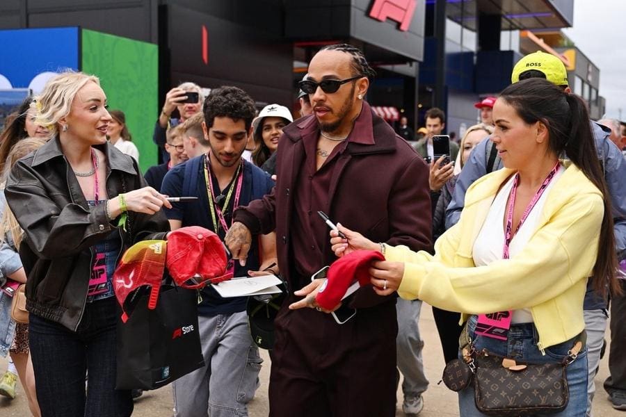 Lewis Hamilton, şık bir takım elbiseyle 2024 Met Gala'da poz verirken. 2026 Met Gala'da da bekleniyor.
