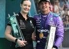 F1'de Amy Walker, Mercedes'in podyum kutlamasında şampiyonluk kupasıyla.