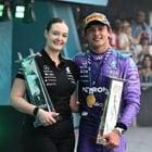 F1'de Amy Walker, Mercedes'in podyum kutlamasında şampiyonluk kupasıyla.