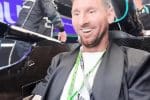 Lionel Messi, Mercedes-AMG F1 garajında W17 modelini incelerken. Fotoğraf sosyal medyada büyük yankı uyandırdı.