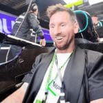 Lionel Messi, Mercedes-AMG F1 garajında W17 modelini incelerken. Fotoğraf sosyal medyada büyük yankı uyandırdı.