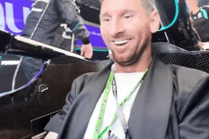 Lionel Messi, Mercedes-AMG F1 garajında W17 modelini incelerken. Fotoğraf sosyal medyada büyük yankı uyandırdı.