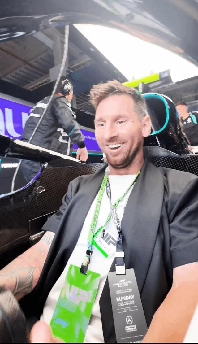 Lionel Messi, Mercedes-AMG F1 garajında W17 modelini incelerken. Fotoğraf sosyal medyada büyük yankı uyandırdı.