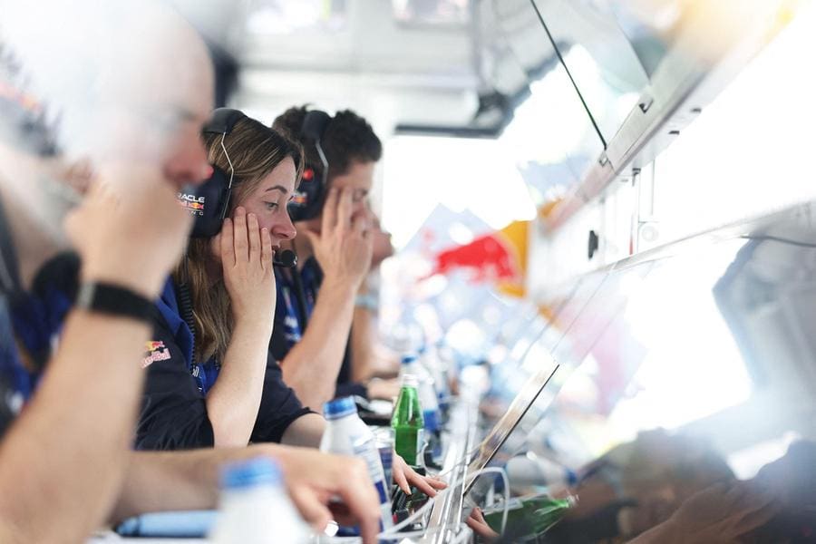 F1'de yapay zeka kullanımını gösteren görsel. Takımlar stratejilerini yapay zeka ile optimize ediyor.