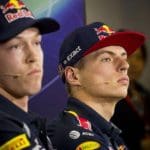 Max Verstappen Red Bull aracıyla pistte, İspanya GP zaferi pozu