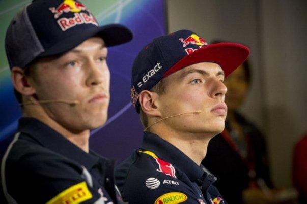 Max Verstappen Red Bull aracıyla pistte, İspanya GP zaferi pozu