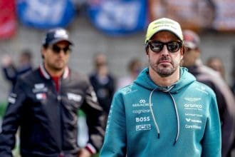 Sergio Pérez ve Fernando Alonso Miami'de mücadele ederken, Alonso'nun zekası ön plana çıktı.