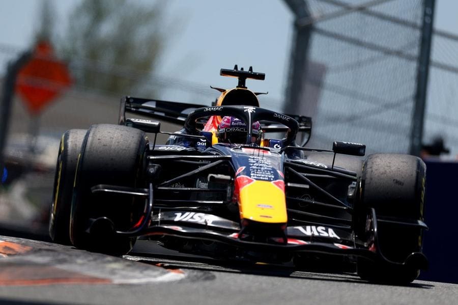 Max Verstappen Red Bull aracıyla Miami'de yaşadığı direksiyon sorunu sonrası pistte
