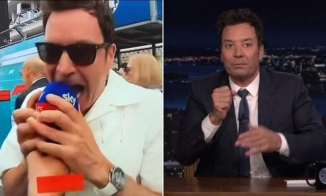 Jimmy Fallon Miami GP'de mikrofonu ısırırken çekilmiş bir fotoğraf