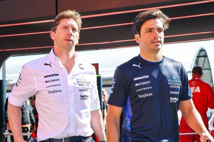 Williams F1 Takımı, Miami'de yeni güncellemelerle yarışa hazırlanıyor. Carlos Sainz ve Alexander Albon pistte.
