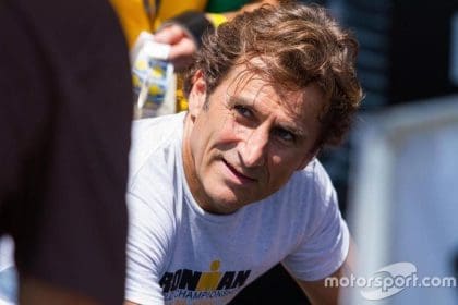 Padova'da düzenlenen Alex Zanardi anma töreninden duygusal bir kare.