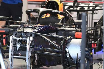 Red Bull RB20 F1 aracı pit alanında, Red Bull Direksiyon Sorunu çözümü sonrası