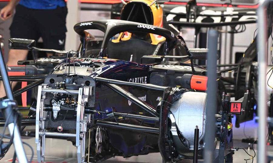 Red Bull RB20 F1 aracı pit alanında, Red Bull Direksiyon Sorunu çözümü sonrası