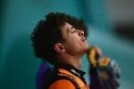 Lando Norris, McLaren Miami zaferi sonrası podyumda şampanya kutluyor.