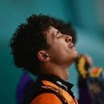 Lando Norris, McLaren Miami zaferi sonrası podyumda şampanya kutluyor.