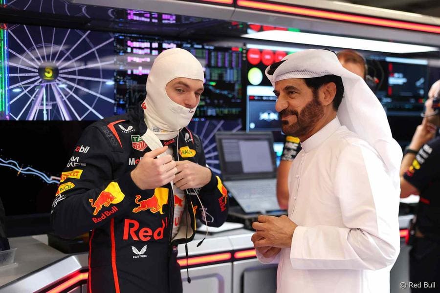 Max Verstappen Red Bull aracıyla yarışırken, F1'de Verstappen ayrılığı spekülasyonları sürüyor