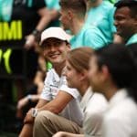 Mercedes pilotu George Russell'ın kasklı portresi, odaklanmış ve yarışa hazır.
