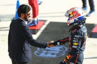 Max Verstappen Red Bull aracıyla pistte hızla ilerlerken, geleceği hakkında spekülasyonlar sürüyor