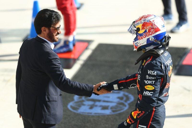Max Verstappen Red Bull aracıyla pistte hızla ilerlerken, geleceği hakkında spekülasyonlar sürüyor