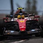 Lewis Hamilton simülatörde yarışa hazırlanırken, odak simülatör kullanımı