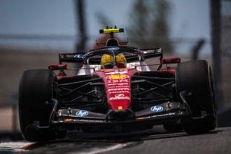 Lewis Hamilton simülatörde yarışa hazırlanırken, odak simülatör kullanımı