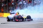 F1 araçlarının yarış pistindeki görüntüsü, V8 motorlu araçlar vurgulanarak.