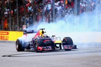 F1 araçlarının yarış pistindeki görüntüsü, V8 motorlu araçlar vurgulanarak.
