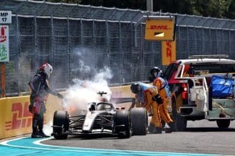 Audi F1 aracı pistte, Audi F1 sorunları nedeniyle zorlanıyor.