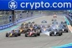 F1 Yayın Hakları anlaşması sonrası padoktan bir görüntü, Sky logosu öne çıkıyor.