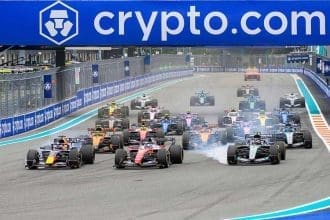 F1 Yayın Hakları anlaşması sonrası padoktan bir görüntü, Sky logosu öne çıkıyor.