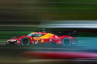 Ferrari 499P, Spa-Francorchamps pistinde hızla ilerlerken.
