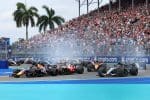 F1 aracı pistte yarışırken, F1 sezonu sıfırlandı mı? sorusunu akla getiriyor.