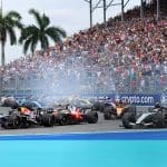 F1 aracı pistte yarışırken, F1 sezonu sıfırlandı mı? sorusunu akla getiriyor.